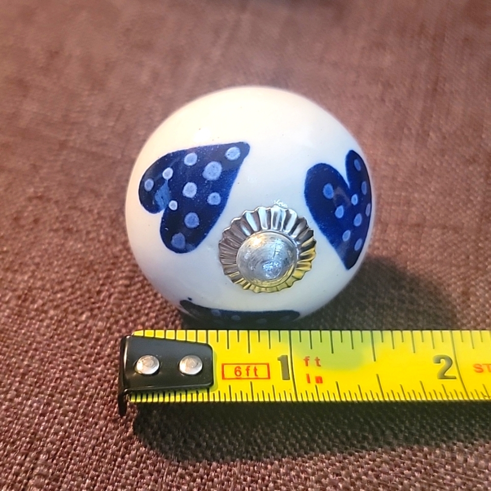 (4) Ceramic cabinet knobs or drawer pulls - Picture 4 of 4